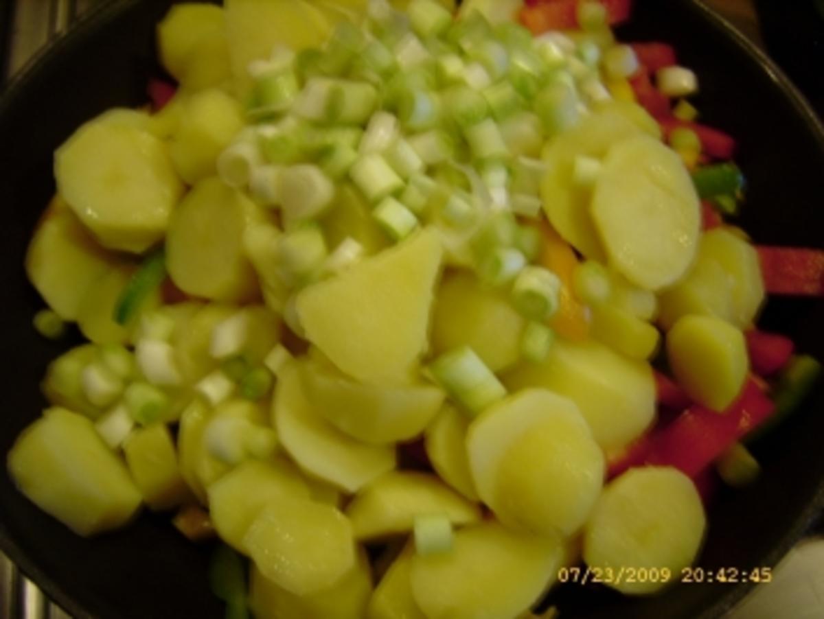In Tomatensauce geschmorte Hähnchenbrust an bunten Bratkartoffeln - Rezept - Bild Nr. 18