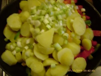 Rezept: In Tomatensauce geschmorte Hähnchenbrust an bunten Bratkartoffeln Bild Nr. 18 In Tomatensauce geschmorte Hähnchenbrust an bunten Bratkartoffeln - Rezept - Bild Nr. 18