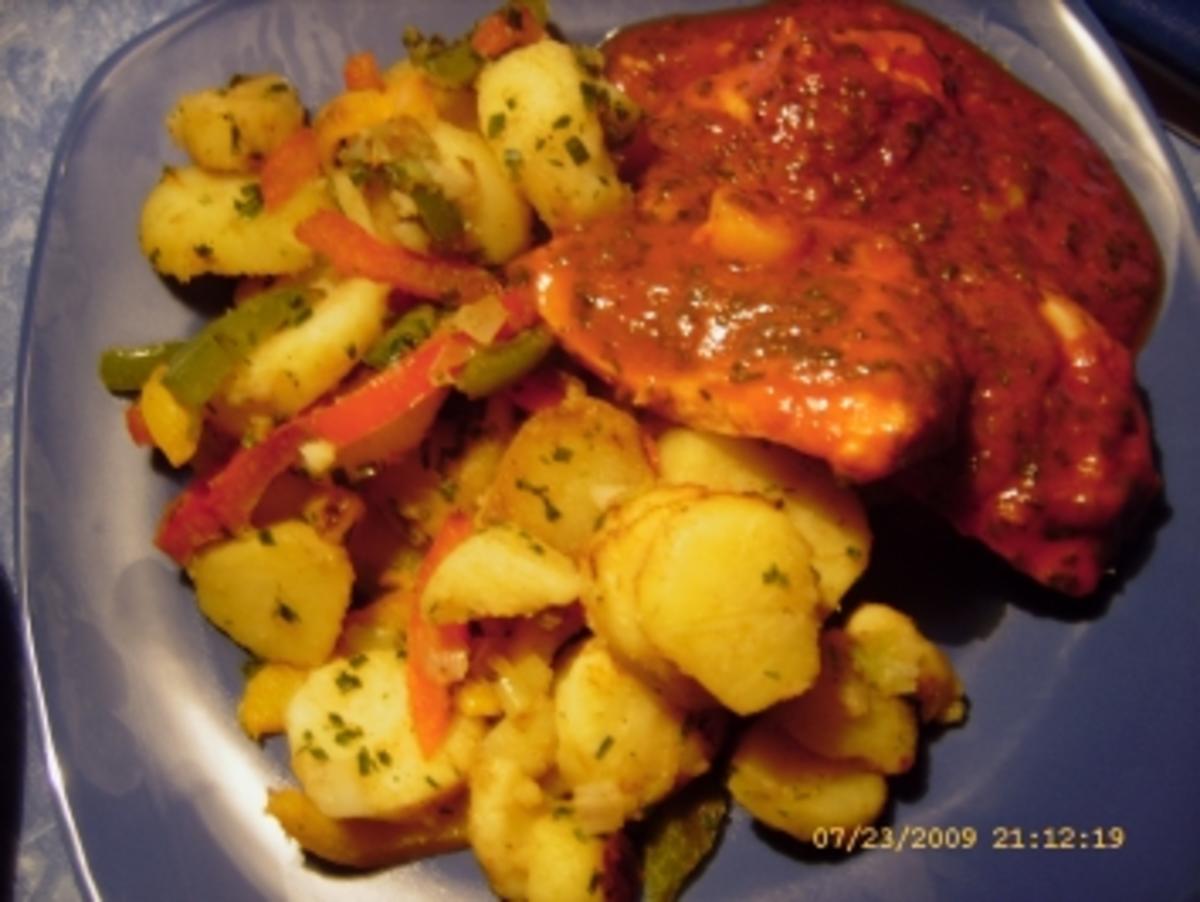 In Tomatensauce geschmorte Hähnchenbrust an bunten Bratkartoffeln ...