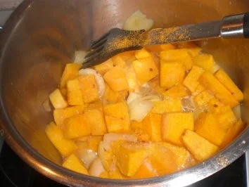 Kürbissuppe mit gebratenem Lachs - Rezept - Bild Nr. 2