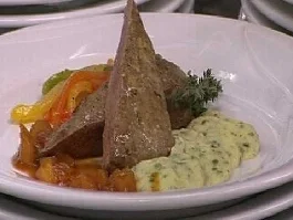 Rezept: Lammrücken auf Kartoffel-Bärlauchpüree mit Tomaten-Cognac-Soße Lammrücken auf Kartoffel-Bärlauchpüree mit Tomaten-Cognac-Soße - Rezept