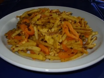 Rezept: Gebratene Nudeln mit Ei und Paprikagemüse Gebratene Nudeln mit Ei und Paprikagemüse - Rezept