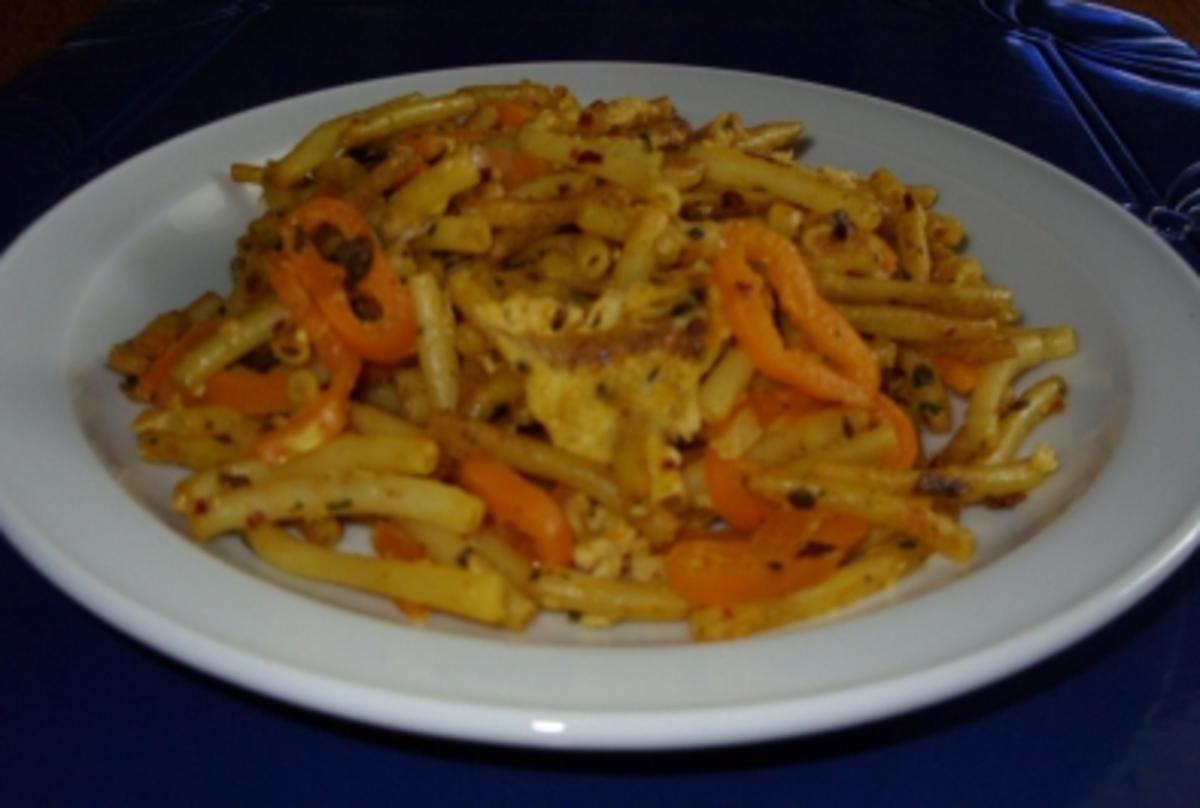Gebratene Nudeln mit Ei und Paprikagemüse - Rezept - kochbar.de
