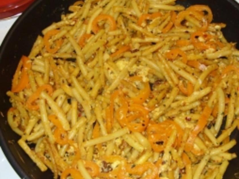 Gebratene Nudeln mit Ei und Paprikagemüse - Rezept - kochbar.de