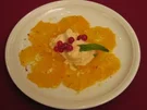 Orangencarpaccio mit Olivenöl und rotem Pfeffer mariniert und Mandeleis - Rezept