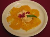 Orangencarpaccio mit Olivenöl und rotem Pfeffer mariniert und Mandeleis - Rezept