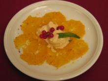 Orangencarpaccio mit Olivenöl und rotem Pfeffer mariniert und Mandeleis - Rezept