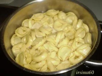 Rezept: Tortellini mit Nuß - Käsesoße Bild Nr. 5 Tortellini mit Nuß - Käsesoße - Rezept - Bild Nr. 5