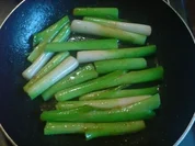 Rezept: Karamellisierte Chili-Lauchzwiebeln Karamellisierte Chili-Lauchzwiebeln - Rezept