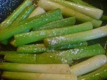 Rezept: Karamellisierte Chili-Lauchzwiebeln Bild Nr. 2 Karamellisierte Chili-Lauchzwiebeln - Rezept - Bild Nr. 2