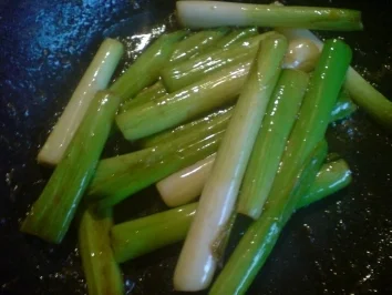 Rezept: Karamellisierte Chili-Lauchzwiebeln Bild Nr. 3 Karamellisierte Chili-Lauchzwiebeln - Rezept - Bild Nr. 3