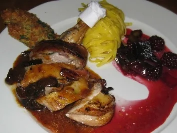 Rezept: Perlhuhnbrust im Speckmantel mit Pflaumensoße und Lauch-Brombeer-Fondue Perlhuhnbrust im Speckmantel mit Pflaumensoße und Lauch-Brombeer-Fondue - Rezept