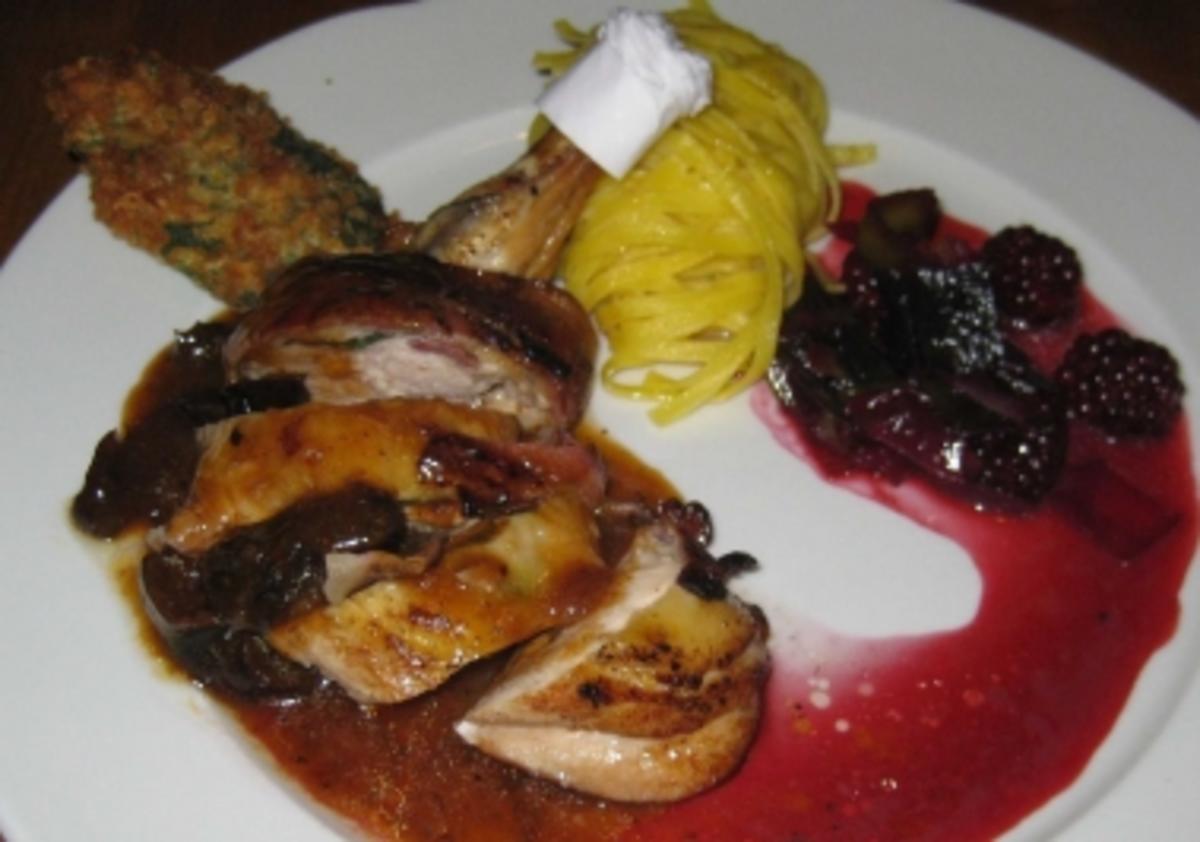Perlhuhnbrust im Speckmantel mit Pflaumensoße und Lauch-Brombeer-Fondue ...