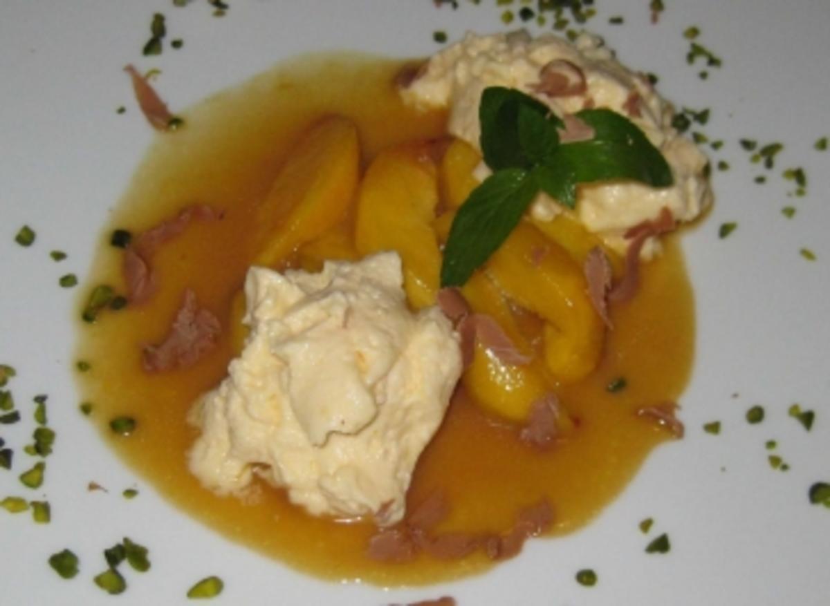 Pfirsichspalten in Karamellsoße mit Amarettocreme - Rezept