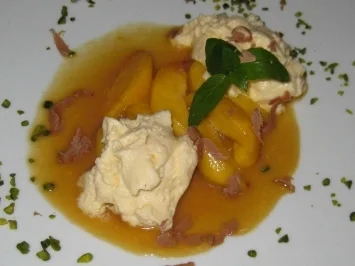 Pfirsichspalten in Karamellsoße mit Amarettocreme - Rezept