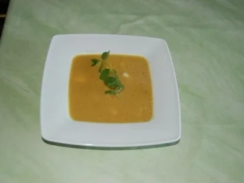 Curry-Ingwer-Cremesüppchen mit Mango- und Putenwürfeln - Rezept