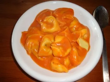 Rezept: Gefüllte Tortellini mit Champignons und Tomaten- Mozzarella- Soße Bild Nr. 9 Gefüllte Tortellini mit Champignons und Tomaten- Mozzarella- Soße - Rezept - Bild Nr. 9