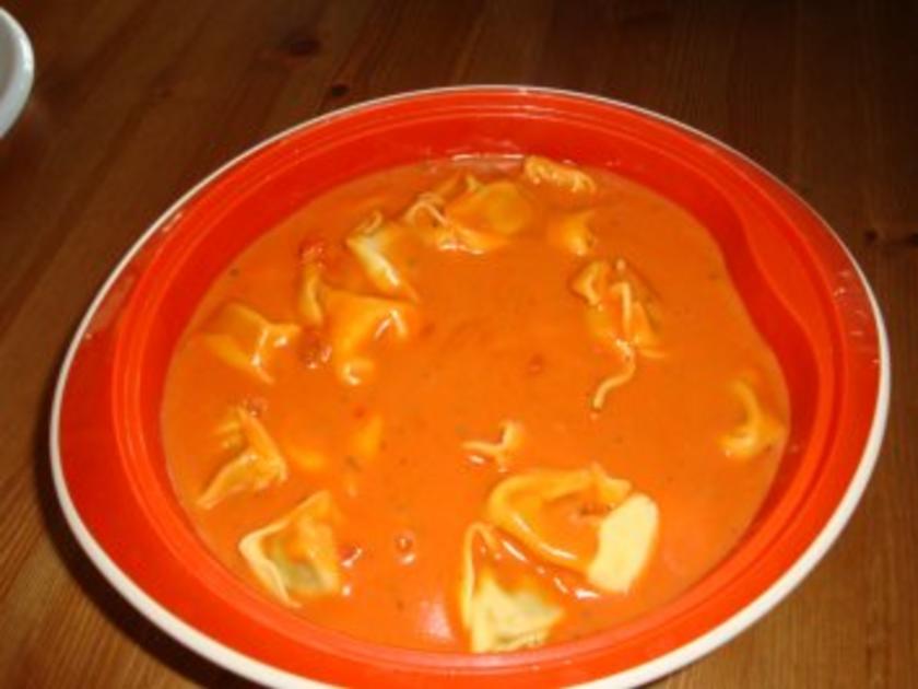 Gefüllte Tortellini mit Champignons und Tomaten- Mozzarella- Soße ... Gefüllte Tortellini mit Champignons und Tomaten- Mozzarella- Soße ...