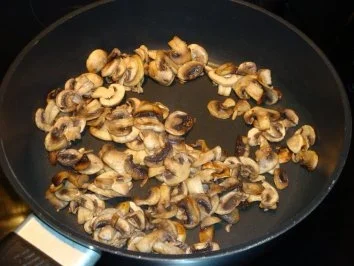 Rezept: Gefüllte Tortellini mit Champignons und Tomaten- Mozzarella- Soße Bild Nr. 2 Gefüllte Tortellini mit Champignons und Tomaten- Mozzarella- Soße - Rezept - Bild Nr. 2
