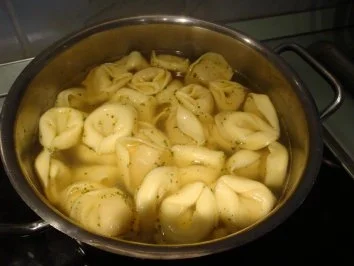 Rezept: Gefüllte Tortellini mit Champignons und Tomaten- Mozzarella- Soße Bild Nr. 5 Gefüllte Tortellini mit Champignons und Tomaten- Mozzarella- Soße - Rezept - Bild Nr. 5