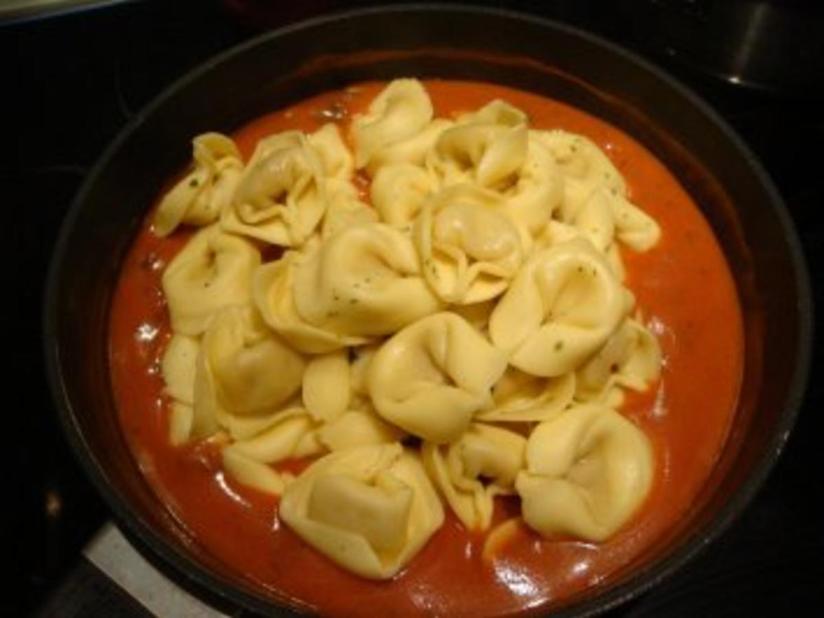 Gefüllte Tortellini mit Champignons und Tomaten- Mozzarella- Soße ... Gefüllte Tortellini mit Champignons und Tomaten- Mozzarella- Soße ...