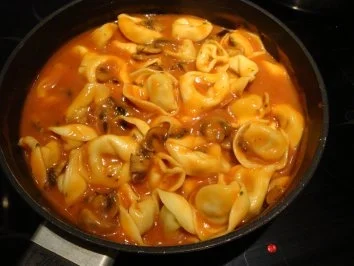 Rezept: Gefüllte Tortellini mit Champignons und Tomaten- Mozzarella- Soße Bild Nr. 7 Gefüllte Tortellini mit Champignons und Tomaten- Mozzarella- Soße - Rezept - Bild Nr. 7