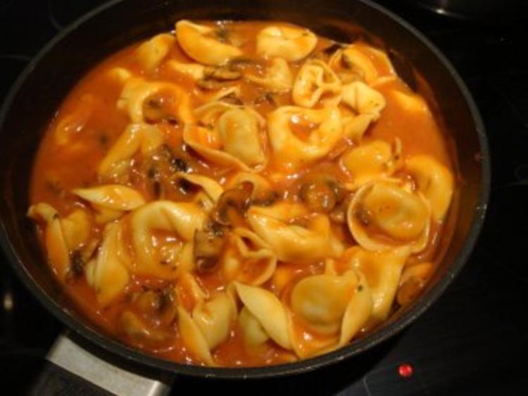 Gefüllte Tortellini mit Champignons und Tomaten- Mozzarella- Soße ... Gefüllte Tortellini mit Champignons und Tomaten- Mozzarella- Soße ...