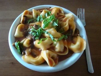 Rezept: Gefüllte Tortellini mit Champignons und Tomaten- Mozzarella- Soße Gefüllte Tortellini mit Champignons und Tomaten- Mozzarella- Soße - Rezept