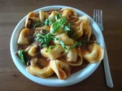 Rezept: Gefรผllte Tortellini mit Champignons und Tomaten- Mozzarella- Soรe Gefรผllte Tortellini mit Champignons und Tomaten- Mozzarella- Soรe - Rezept
