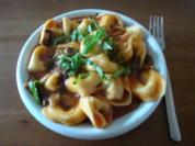 Gefüllte Tortellini  mit Champignons und Tomaten- Mozzarella- Soße - Rezept