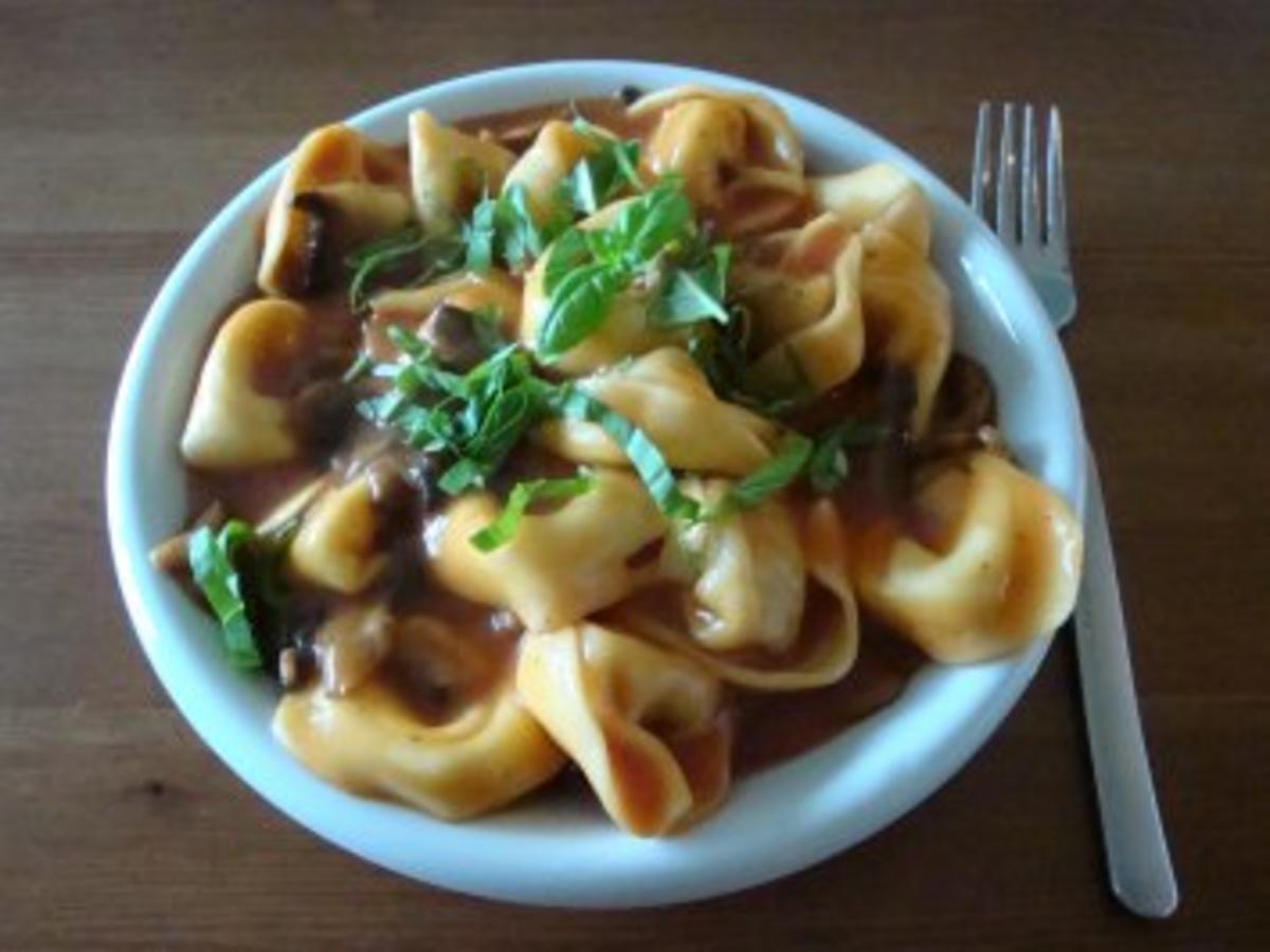 Gefüllte Tortellini mit Champignons und Tomaten- Mozzarella- Soße ...