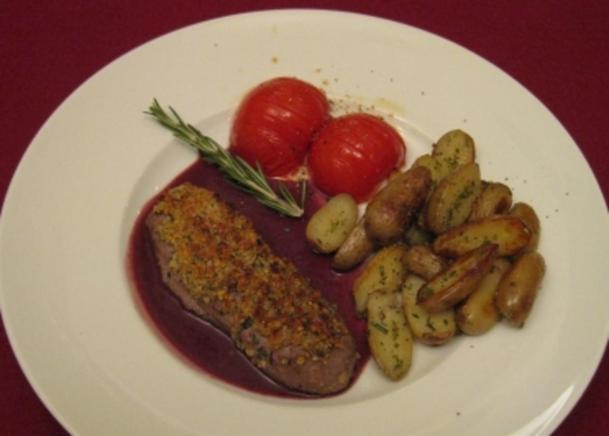 Bilder für Lammfilet mit Walnusskruste an Rosmarinkartoffeln - Rezept