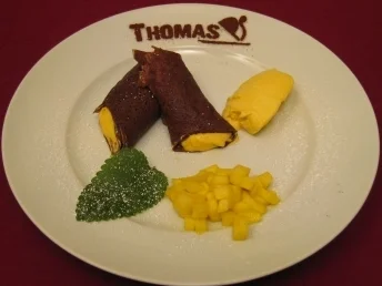 Schokoladencrepes-Cannelloni mit Mangoragout - Rezept