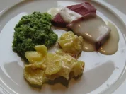 Gepökelte Rinderzunge an Meerrettichsoße dazu Rahmwirsing und Kartoffelgratin - Rezept