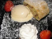 Apfelstrudel mit Vanilleeis, frischen Erdbeeren und Schlagsahne - Rezept