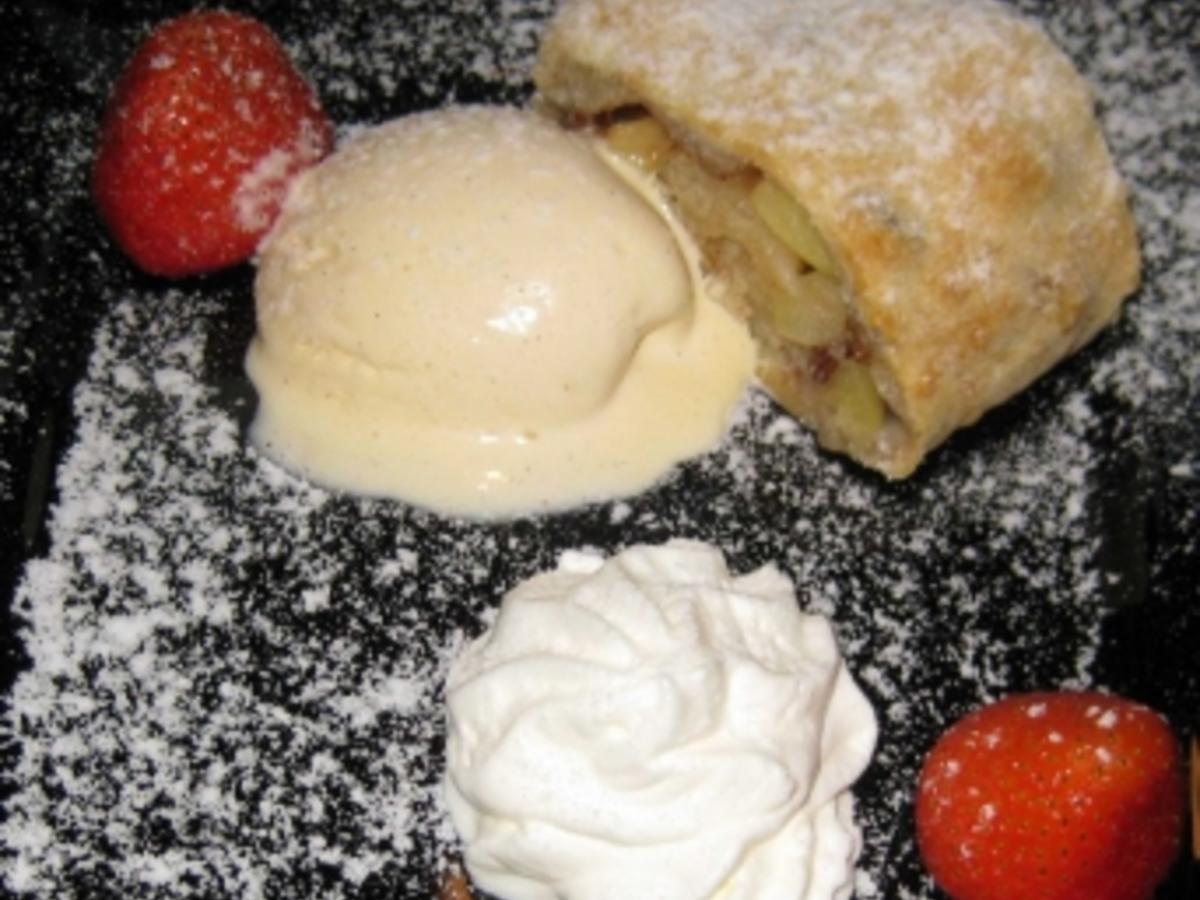 Apfelstrudel Mit Vanilleeis Frischen Erdbeeren Und Schlagsahne