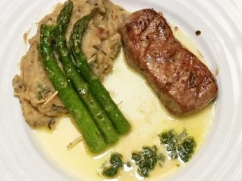 Kalbsrückenmedaillons mit Kartoffelpüree, Spargel und Limonensoße (Patrick Bach) - Rezept