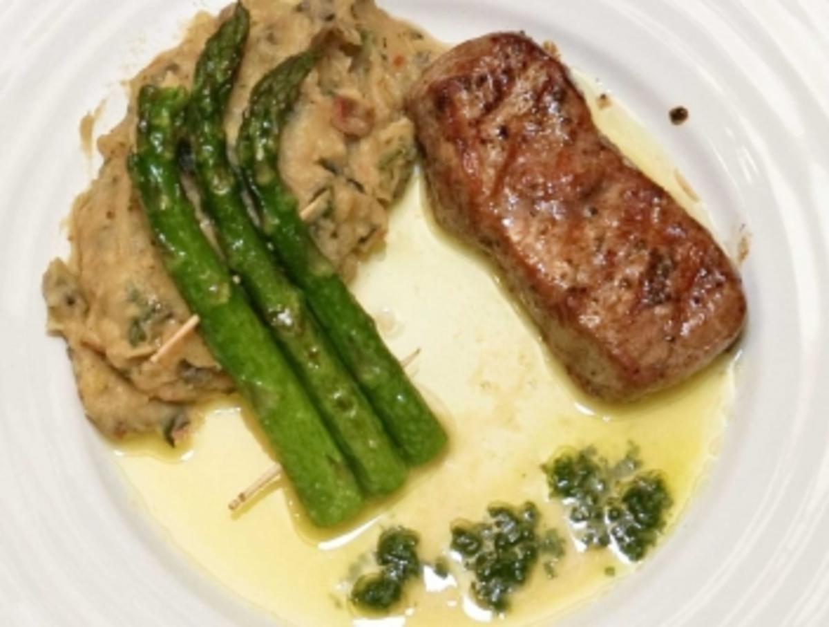 Kalbsrückenmedaillons mit Kartoffelpüree, Spargel und Limonensoße ...