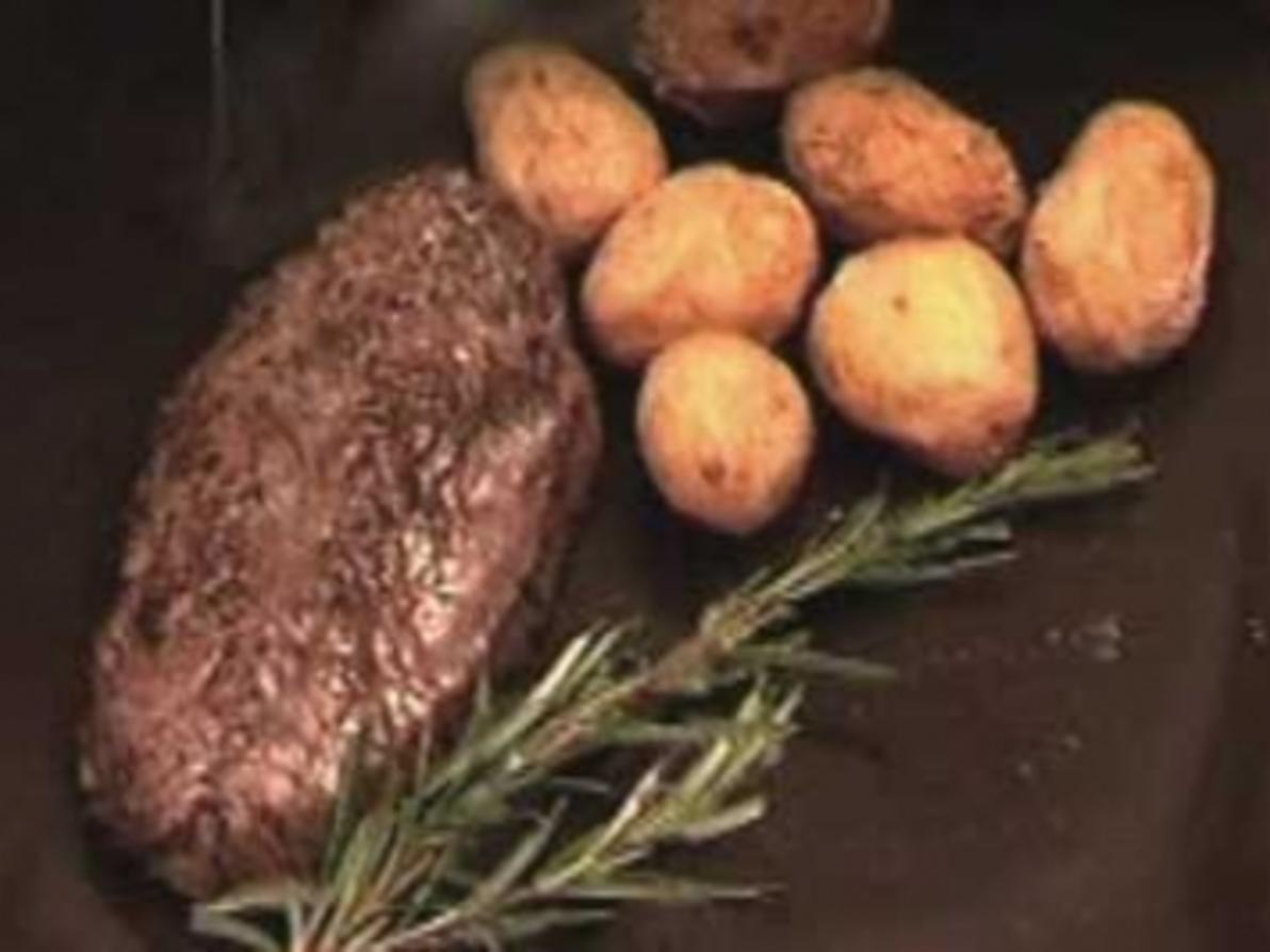 Gegrilltes Straußenfilet mit Kartoffeln und Gurkensalat (Martin ...