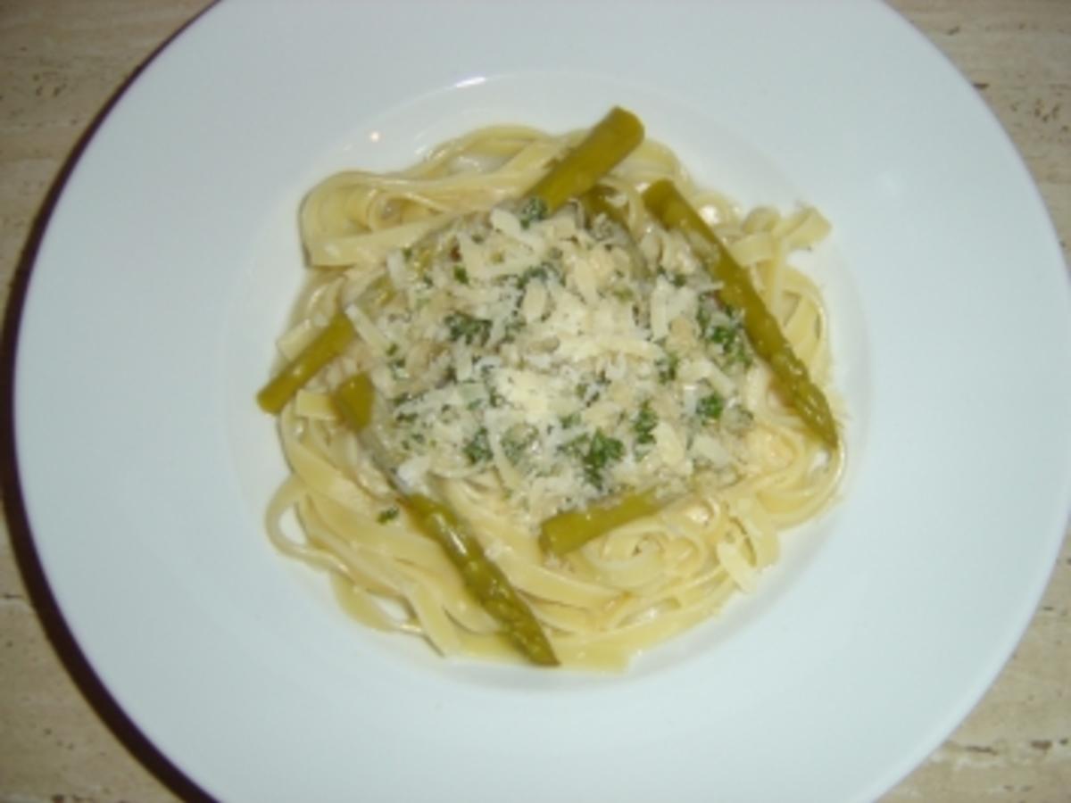 Tagliatelle mit grünem Spargel - Rezept - kochbar.de