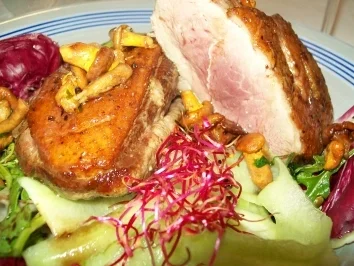 Rezept: Barbarieentenbrust mit Pfifferlingen auf Sommersalat Barbarieentenbrust mit Pfifferlingen auf Sommersalat - Rezept