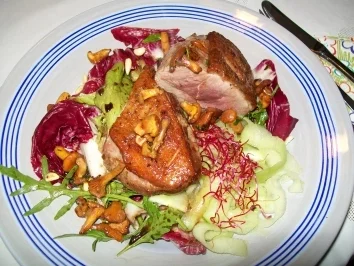 Rezept: Barbarieentenbrust mit Pfifferlingen auf Sommersalat Bild Nr. 2 Barbarieentenbrust mit Pfifferlingen auf Sommersalat - Rezept - Bild Nr. 2