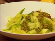 Gurkensalat mit Erdnuss-Pesto - Rezept