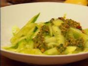 Gurkensalat mit Erdnuss-Pesto - Rezept
