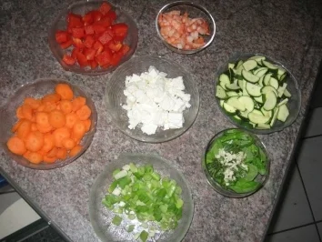 Spaghetti mit Gemüse, Shrimps und Fetasauce - Rezept - Bild Nr. 2