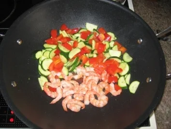 Spaghetti mit Gemüse, Shrimps und Fetasauce - Rezept - Bild Nr. 3