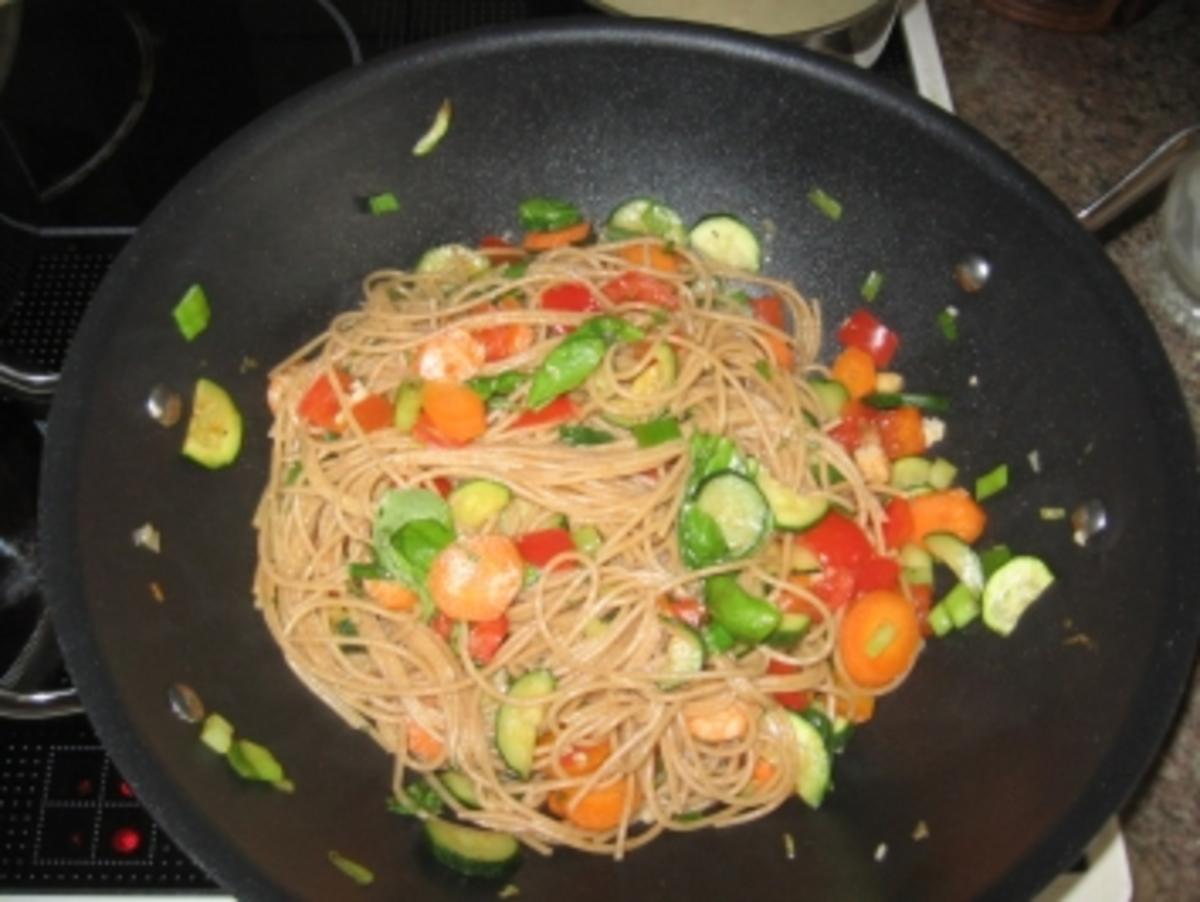 Spaghetti mit Gemüse, Shrimps und Fetasauce - Rezept - Bild Nr. 5