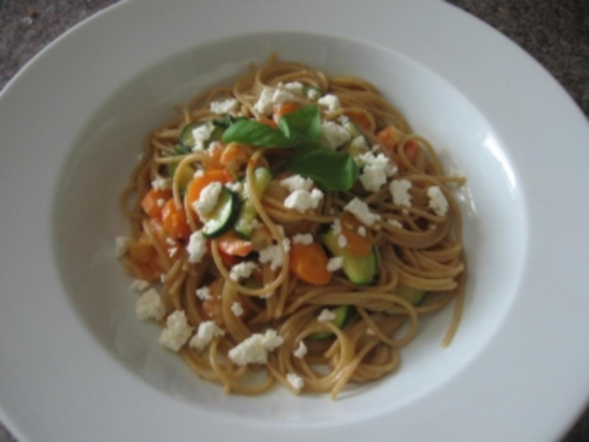 Spaghetti mit Gemüse, Shrimps und Fetasauce - Rezept