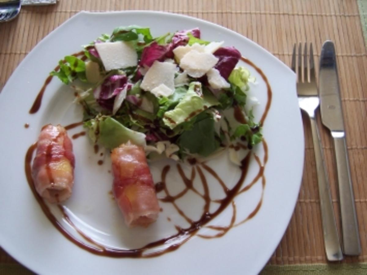 Gebratener Schafskäse im Speckmantel auf Rucola-Pramesan-Salat - Rezept ...