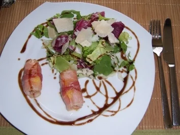 Gebratener Schafskäse im Speckmantel auf Rucola-Pramesan-Salat - Rezept - Bild Nr. 2